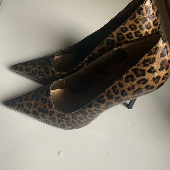 Wet Seal Leopard Print Pointed Toe Heels Size 8 - Picture 2 of 5